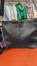 Lade das Bild in den Galerie-Viewer, Kleine Lederumhängetasche mit Mittelnaht
