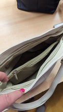 Lade das Bild in den Galerie-Viewer, Kleine Lederumhängetasche mit Mittelnaht