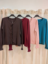 Lade das Bild in den Galerie-Viewer, Rüschenstrickjacke , Made in Italy