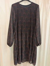 Lade das Bild in den Galerie-Viewer, Plisseekleid mit Muster ,Made in Italy