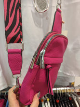 Lade das Bild in den Galerie-Viewer, Handytasche