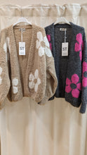 Lade das Bild in den Galerie-Viewer, Strickjacke mit Blumenmuster, Made in Italy
