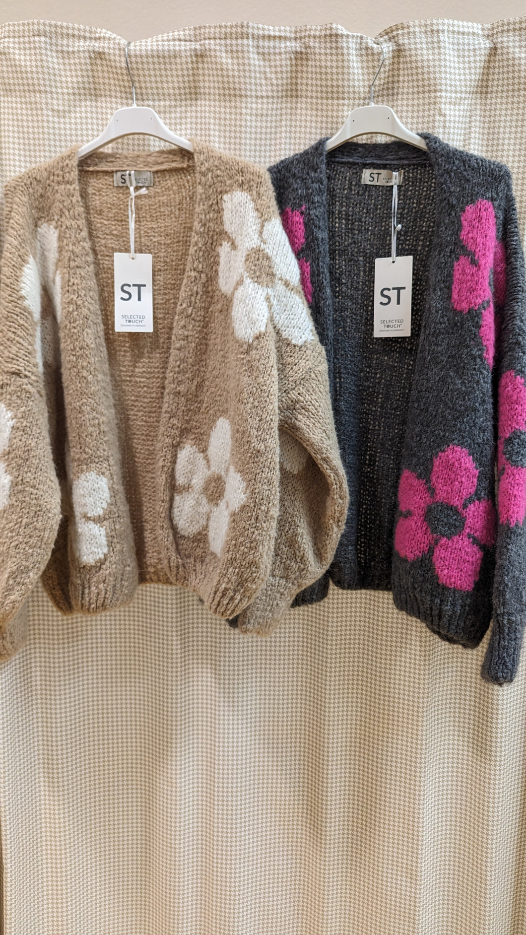 Strickjacke mit Blumenmuster, Made in Italy