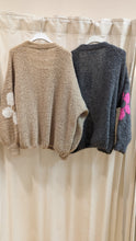 Lade das Bild in den Galerie-Viewer, Strickjacke mit Blumenmuster, Made in Italy
