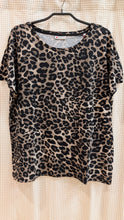 Lade das Bild in den Galerie-Viewer, Shirt mit Leo- Muster,Style New Christa , Street One
