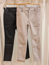 Lade das Bild in den Galerie-Viewer, Slim Fit Coated Hose Style York , Street One
