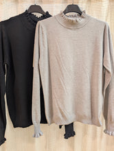 Lade das Bild in den Galerie-Viewer, Pullover mit Rüschendetails , Made in Italy
