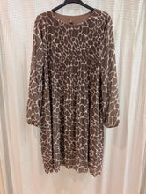 Lade das Bild in den Galerie-Viewer, Plisseekleid mit Muster ,Made in Italy

