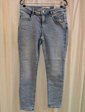 Lade das Bild in den Galerie-Viewer, Jeans Style York light blue , Street One
