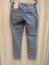 Lade das Bild in den Galerie-Viewer, Jeans Style York light blue , Street One
