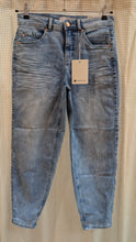 Lade das Bild in den Galerie-Viewer, Barrel Leg Jeans ,Style Karlie ,Street One

