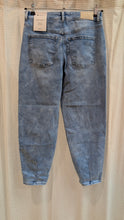 Lade das Bild in den Galerie-Viewer, Barrel Leg Jeans ,Style Karlie ,Street One
