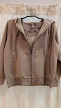 Lade das Bild in den Galerie-Viewer, Silk -Look Blousonjacke mit Applikationen , Joy of Life
