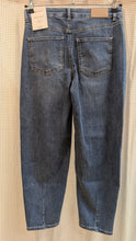 Lade das Bild in den Galerie-Viewer, Barrel -Jeans mit feinen Streifen, Street One
