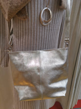 Lade das Bild in den Galerie-Viewer, Ledertasche mit Mittelziernaht
