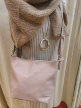Lade das Bild in den Galerie-Viewer, Ledertasche mit Mittelziernaht
