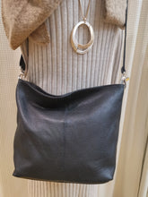 Lade das Bild in den Galerie-Viewer, Ledertasche mit Mittelziernaht
